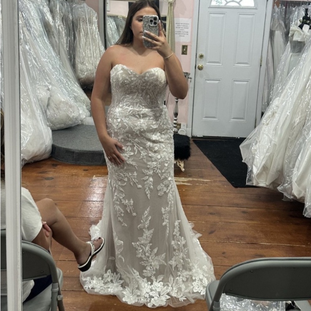 Elegant Lace Strapless Wedding Dress